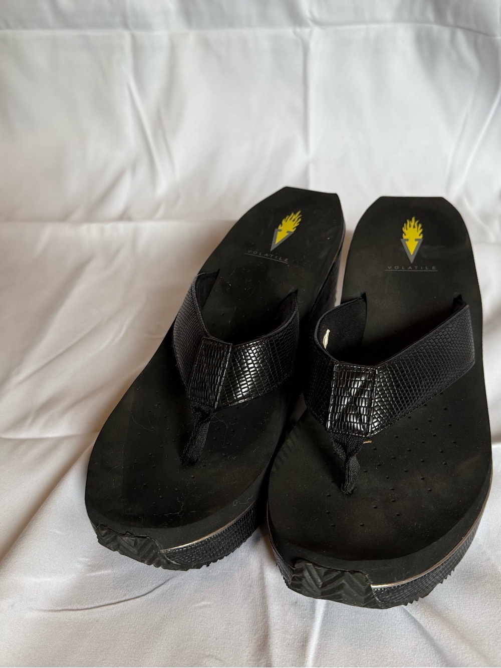 Volatile Men’s Black Textured Strap Platform Flip-Flops